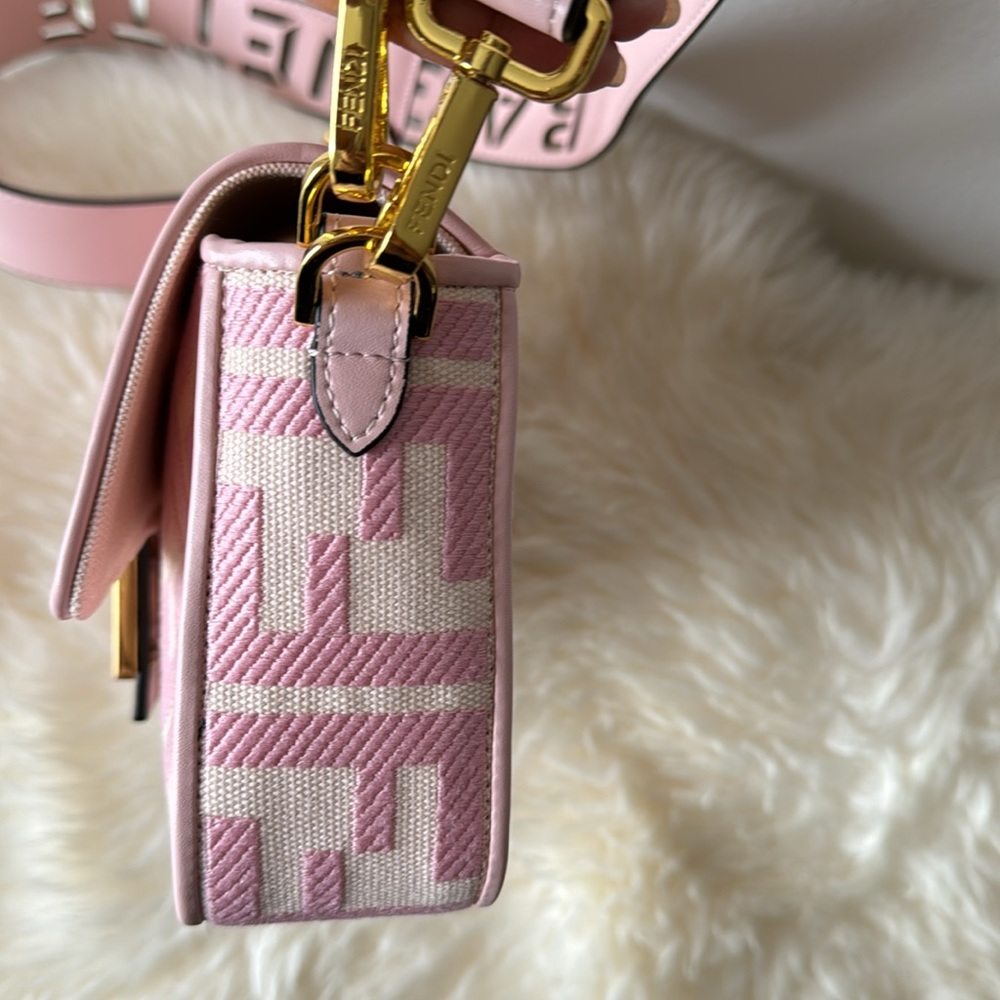 ❌Sold❌ FENDI *NEW RARE* Baguette - Pink with cutout lettering crossbody strap - Picture 9 of 17